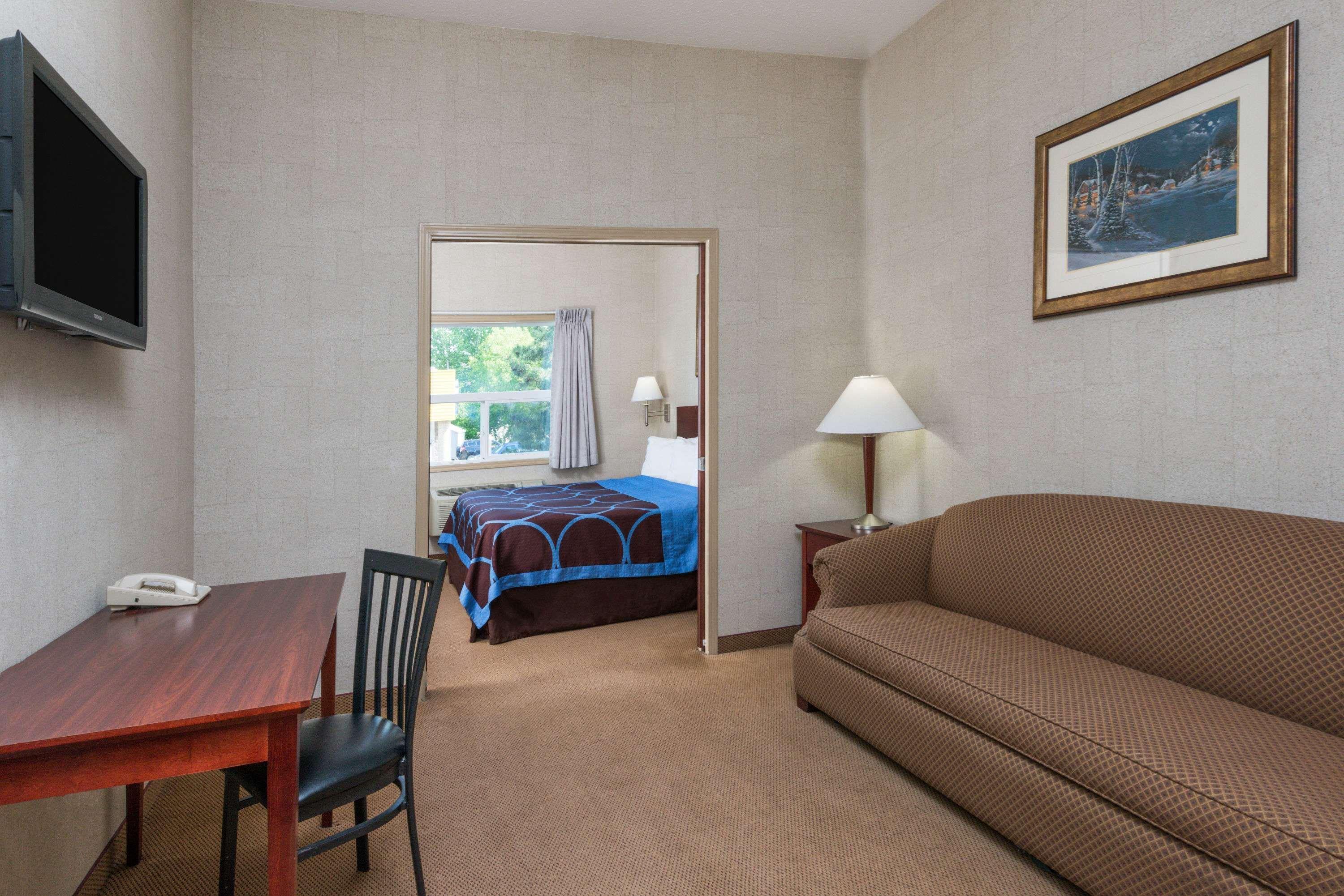Super 8 By Wyndham Red Deer City Centre Dış mekan fotoğraf