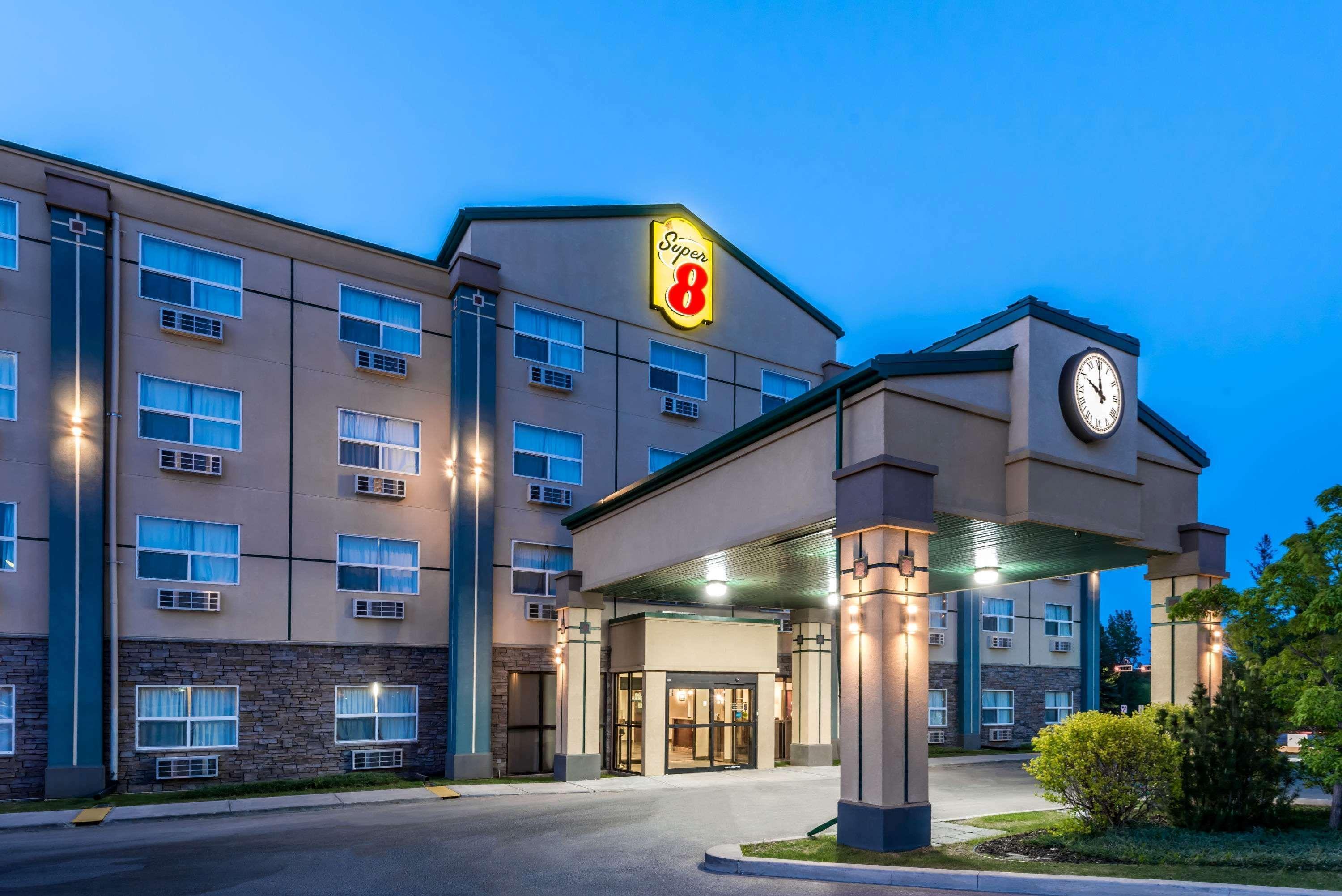Super 8 By Wyndham Red Deer City Centre Dış mekan fotoğraf