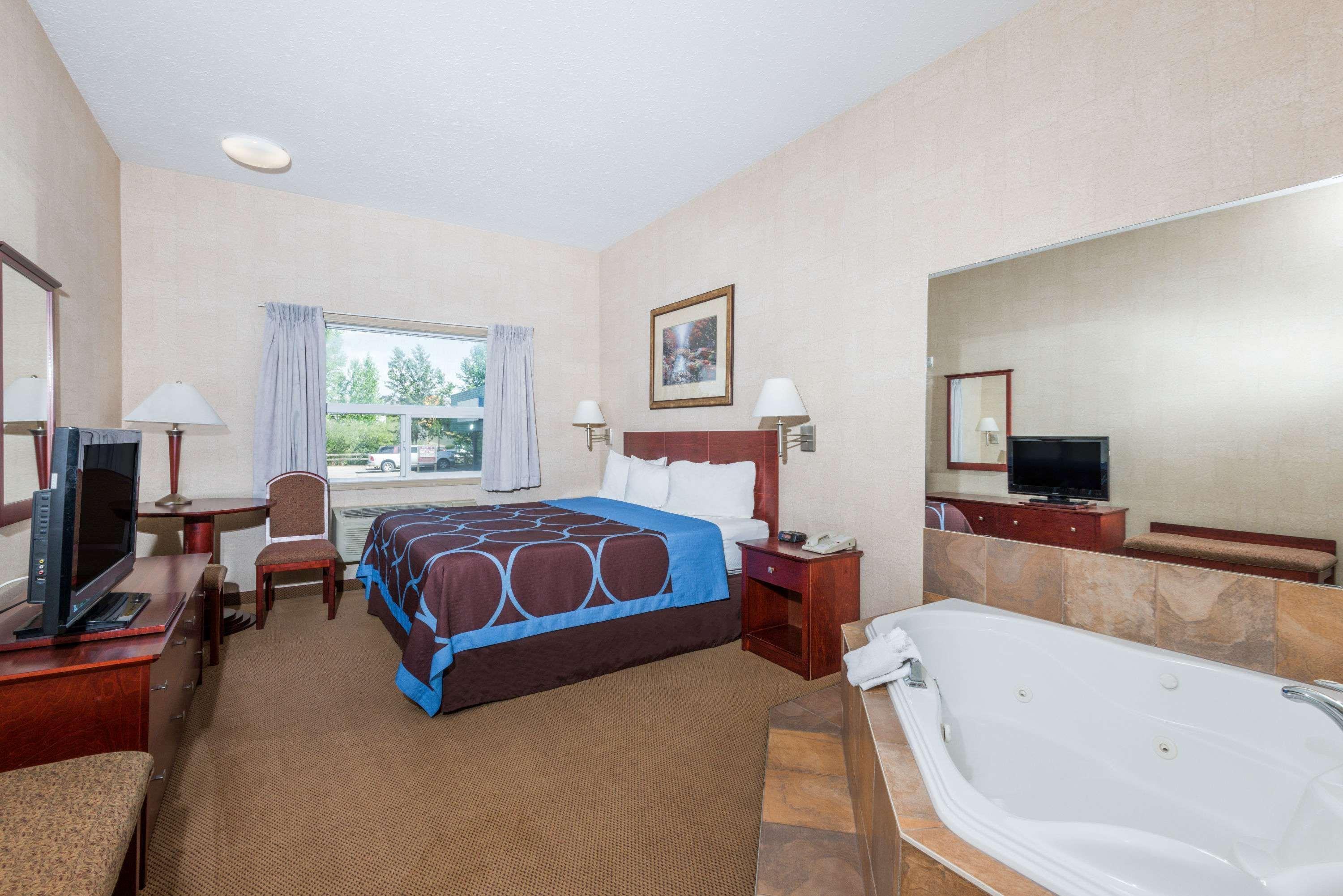 Super 8 By Wyndham Red Deer City Centre Dış mekan fotoğraf