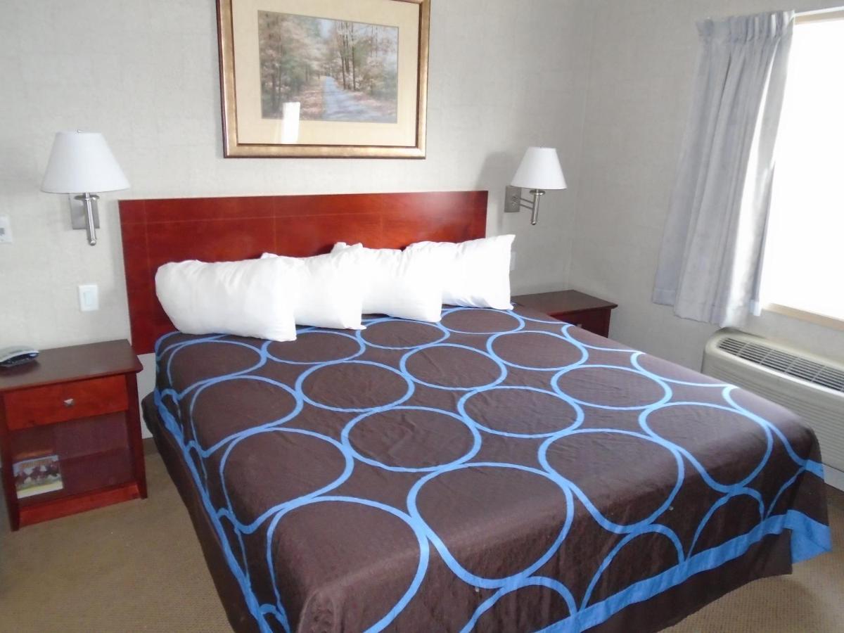 Super 8 By Wyndham Red Deer City Centre Dış mekan fotoğraf