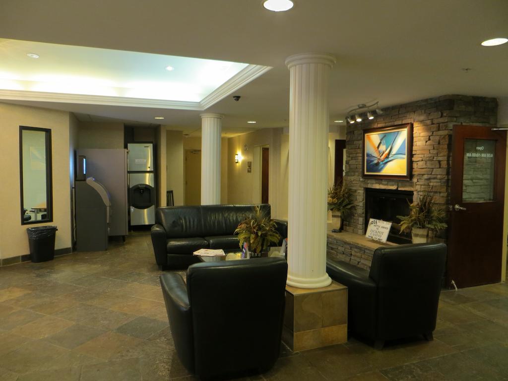 Super 8 By Wyndham Red Deer City Centre Dış mekan fotoğraf