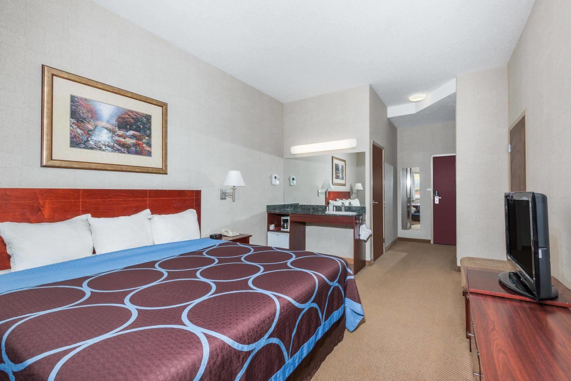 Super 8 By Wyndham Red Deer City Centre Dış mekan fotoğraf