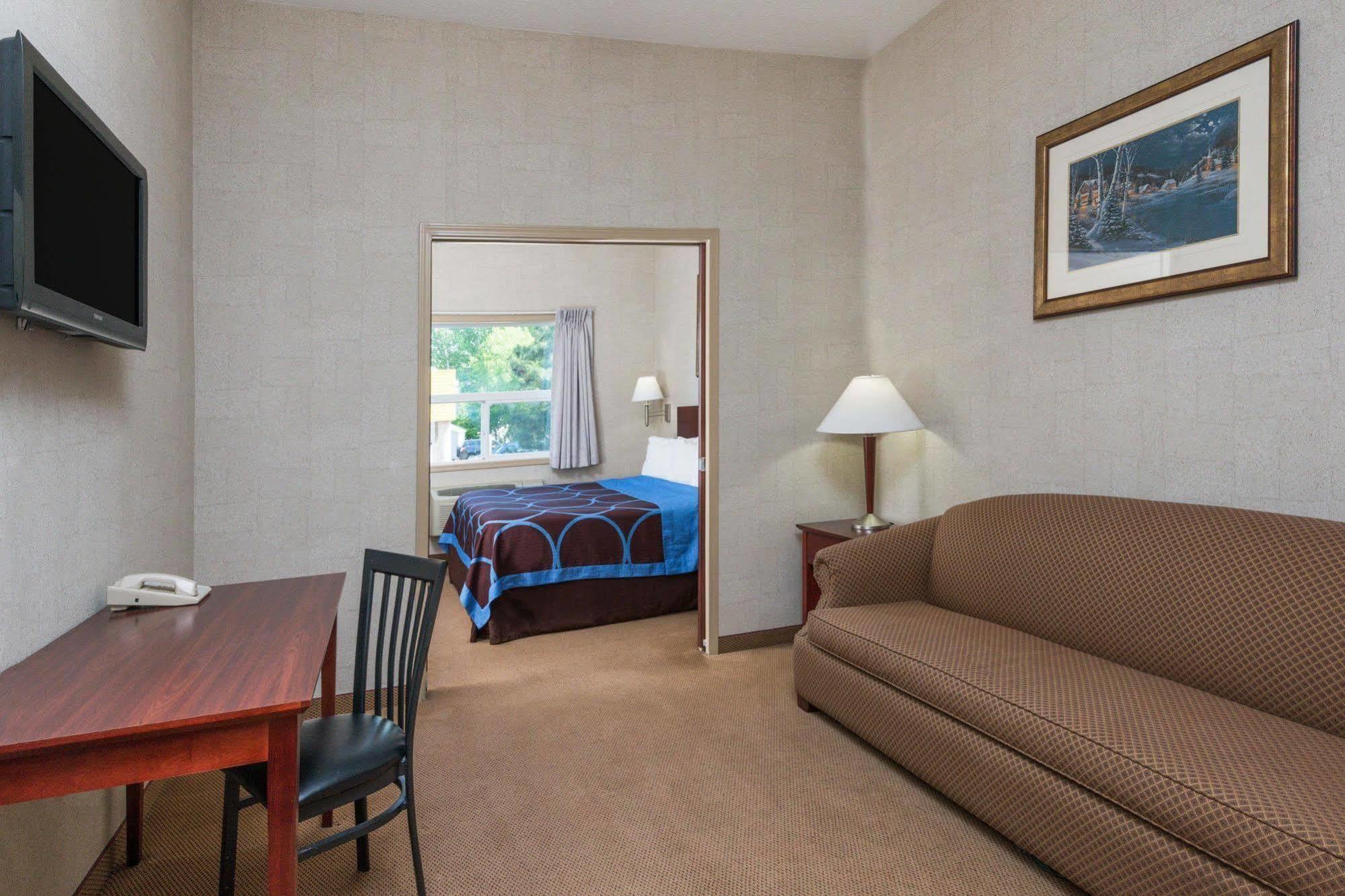 Super 8 By Wyndham Red Deer City Centre Dış mekan fotoğraf