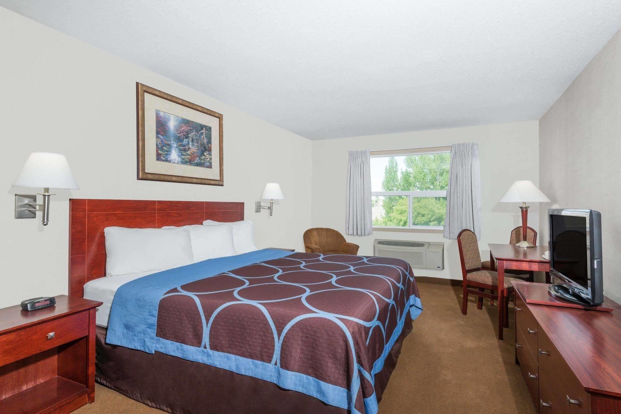 Super 8 By Wyndham Red Deer City Centre Dış mekan fotoğraf