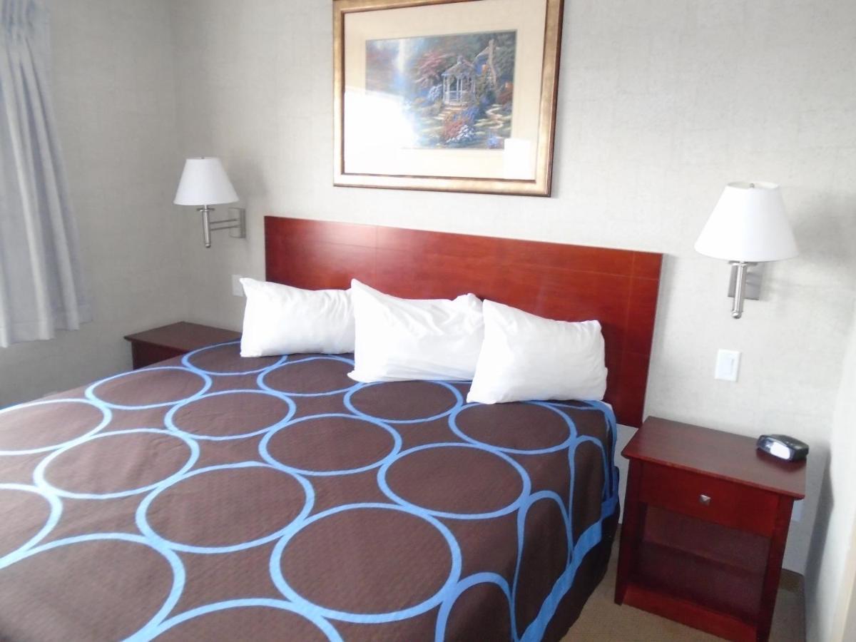 Super 8 By Wyndham Red Deer City Centre Dış mekan fotoğraf